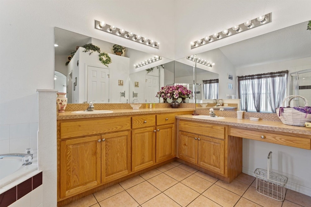 4 Bedroom Private Pool+Spa Home 8 Miles to Disney 4 Home
