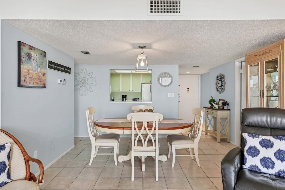 Anchorage Resort 8th Floor Condo In Siesta Key With Resort Amenities And Private Beach Access! 2 Bedroom Condo