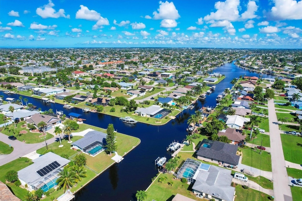 Cape Coral 3 Bedroom Private Pool Home - Canal Access 3 Home