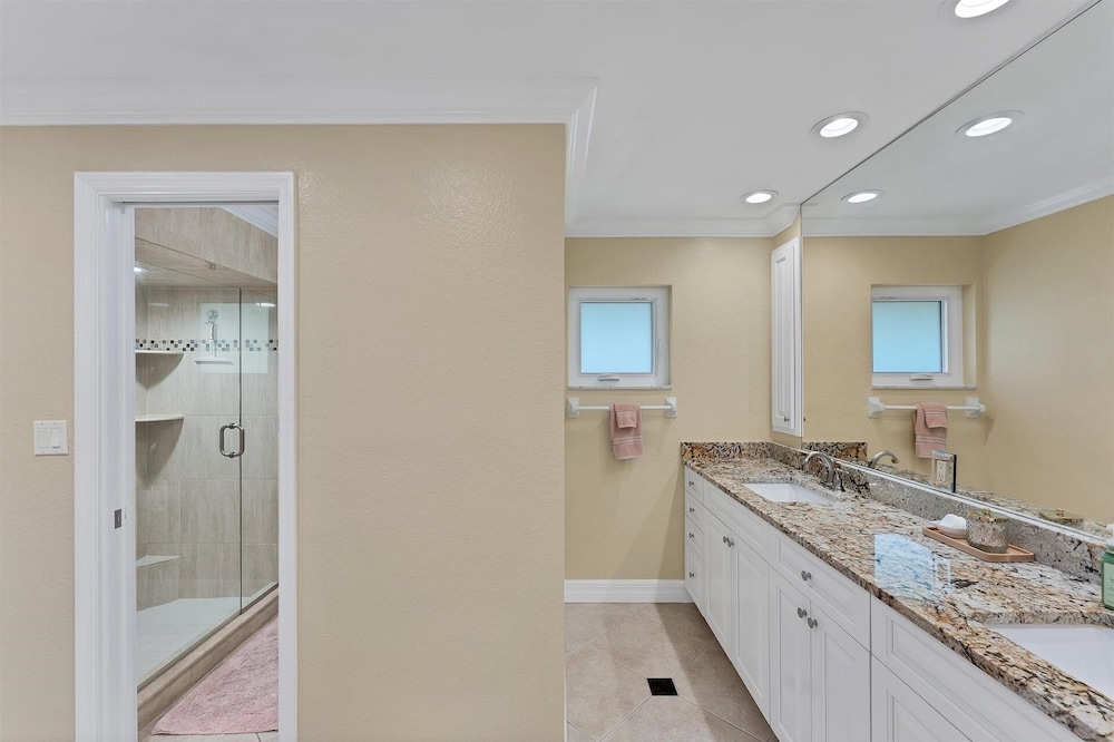 Punta Gorda Isles 4-Bedroom Private Pool+Spa Home on Canal 4 Home