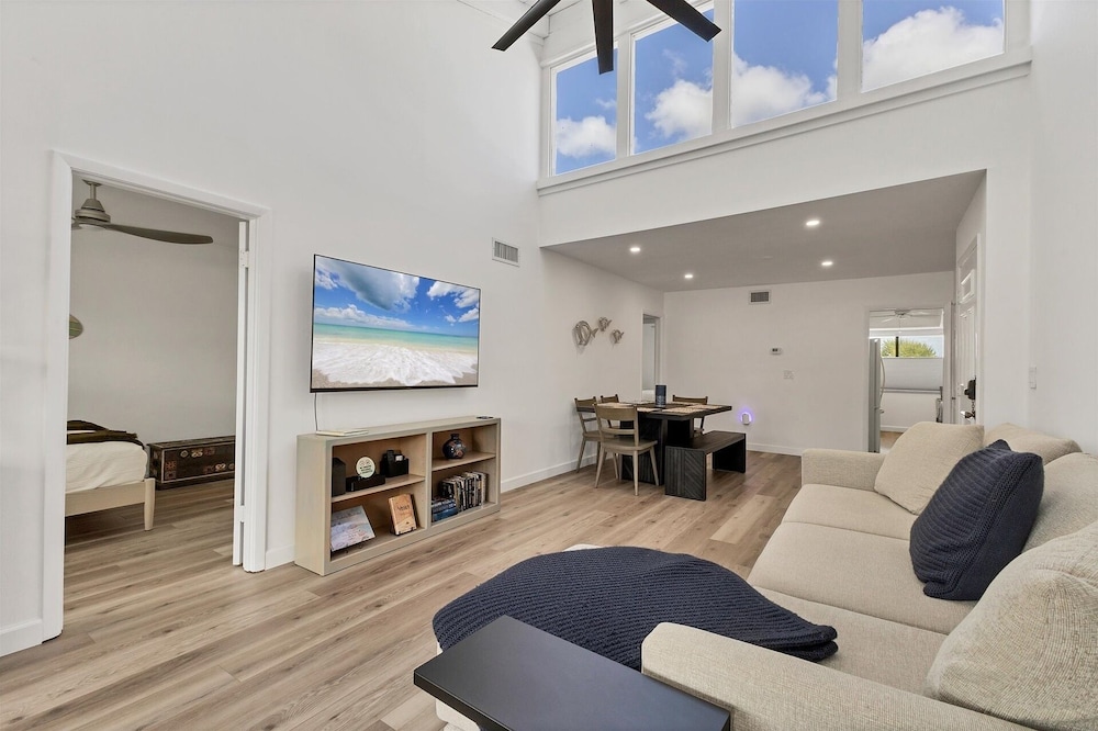 Venice Beach Two Bedroom Private Condo with Community Pool, Gulf Beach Access and Water Views! 2 Condo