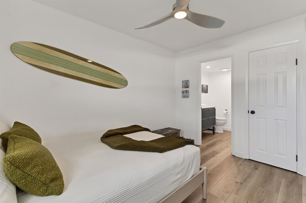 Venice Beach Two Bedroom Private Condo with Community Pool, Gulf Beach Access and Water Views! 2 Condo