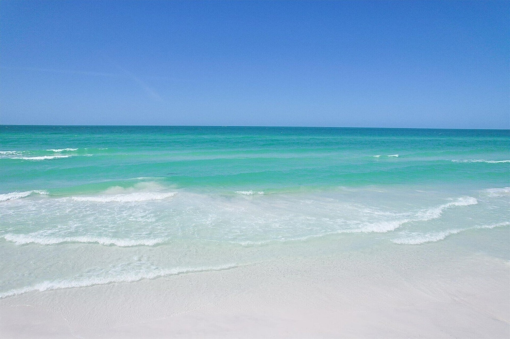 Anchorage Resort 3 bedroom Luxury Condo w Balcony, Pool Table, Near Beach 3 Condo