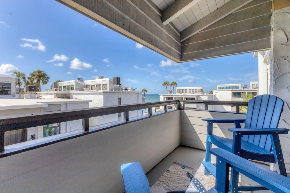 Venice Beach Two Bedroom Private Condo with Community Pool, Gulf Beach Access and Water Views! 2 Condo