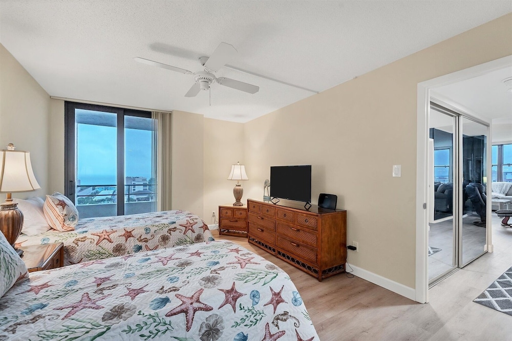 Anchorage Resort 9th Floor 2-Bedroom Condo with Balcony- Gulf View! Pool/Beach 2 Condo
