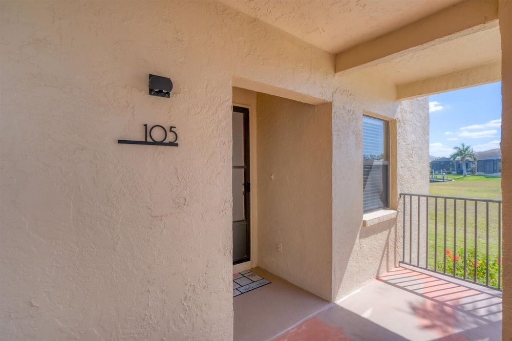 Punta Gorda 2-Bedroom Canalfront Condo with Dock and Pool 2 Condo