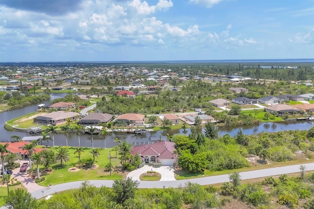 South Gulf Cove Private Vacation Home With Pool And Hot Tub - Only 15 Minutes To Swfl Beaches! 4 Bedroom Home