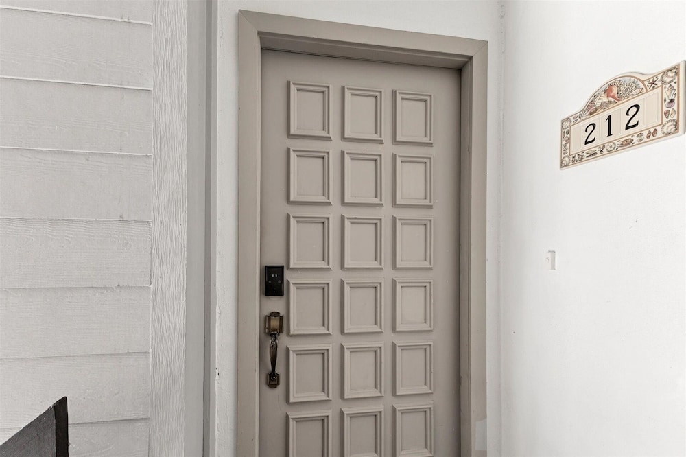 Venice Beach Two Bedroom Private Condo with Community Pool, Gulf Beach Access and Water Views! 2 Condo
