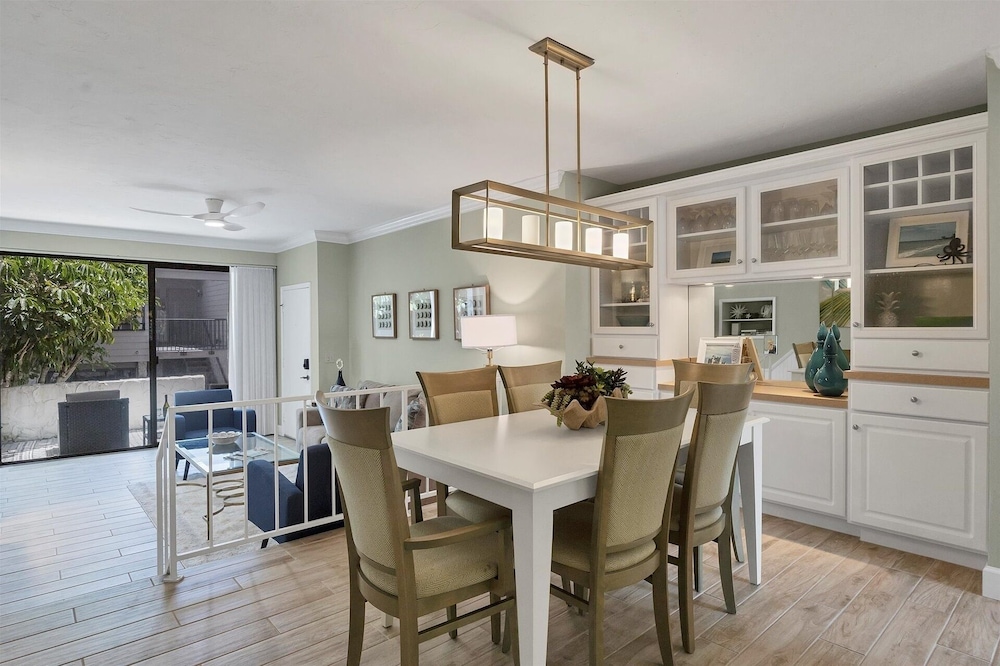 Venice Beach 2 Bedroom Condo with Beach Access+Community Pool 2 Condo