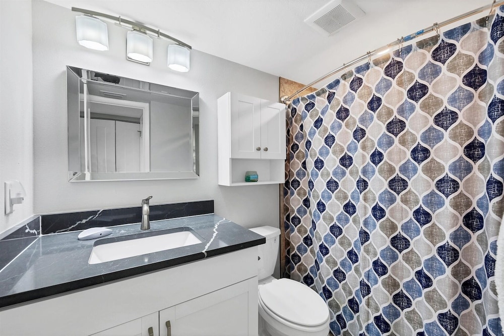 Anchorage Resort 8th Floor Condo In Siesta Key With Private Beach Access, Pool, Boat Dock! 2 Bedroom Condo