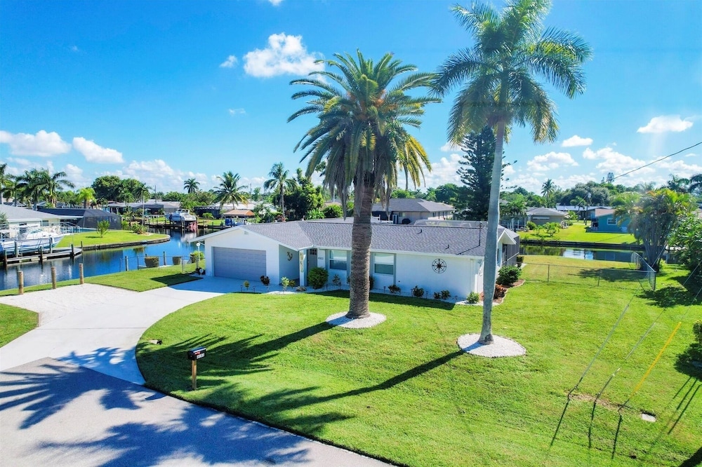 Cape Coral 3 Bedroom Private Pool Home - Canal Access 3 Home