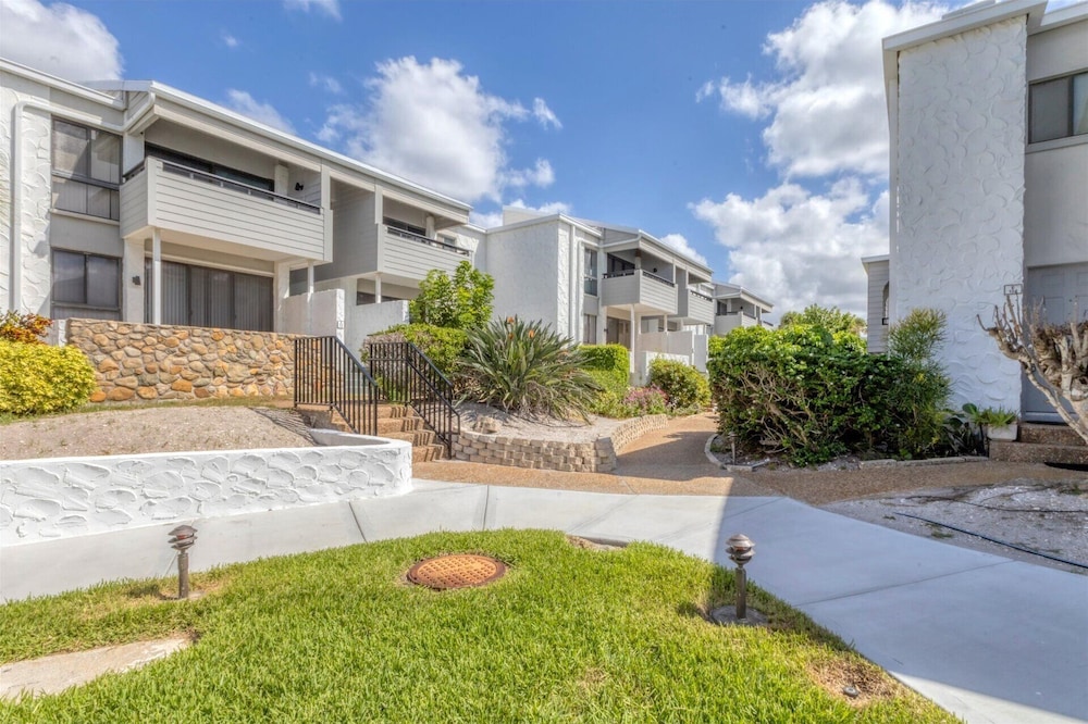 1555 Tarpon Center dr