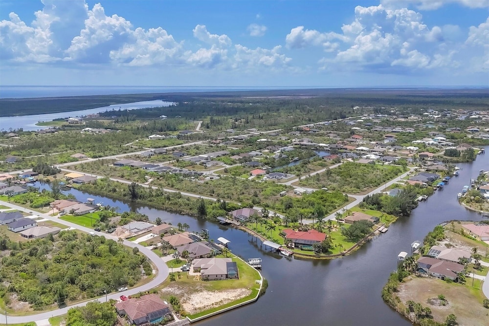 South Gulf Cove Private Vacation Home With Pool And Hot Tub - Only 15 Minutes To Swfl Beaches! 4 Bedroom Home