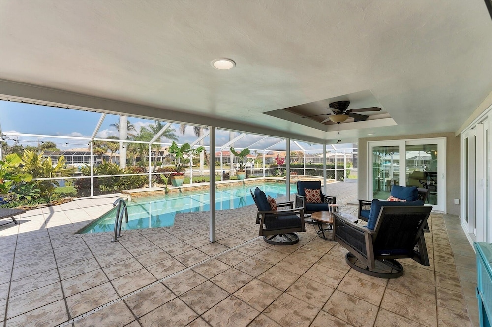 Punta Gorda Isles 4-Bedroom Private Pool+Spa Home on Canal 4 Home