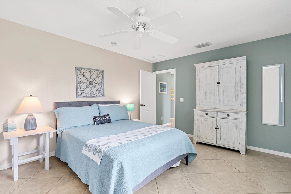 Cape Coral 3-Bedroom Canalfront Pool Vacation Home with Dock 3 Home