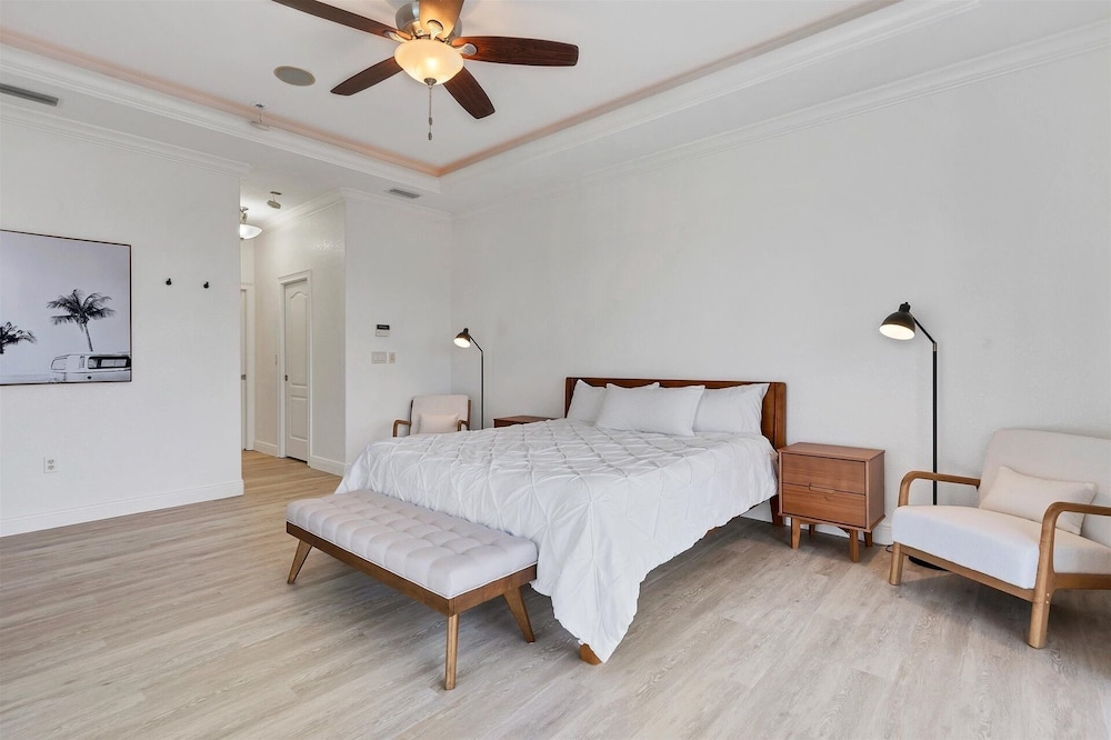 Sandpiper Sanctuary -waterfront Luxury With Private Pool, Spa & Dock 3 Bedroom Home