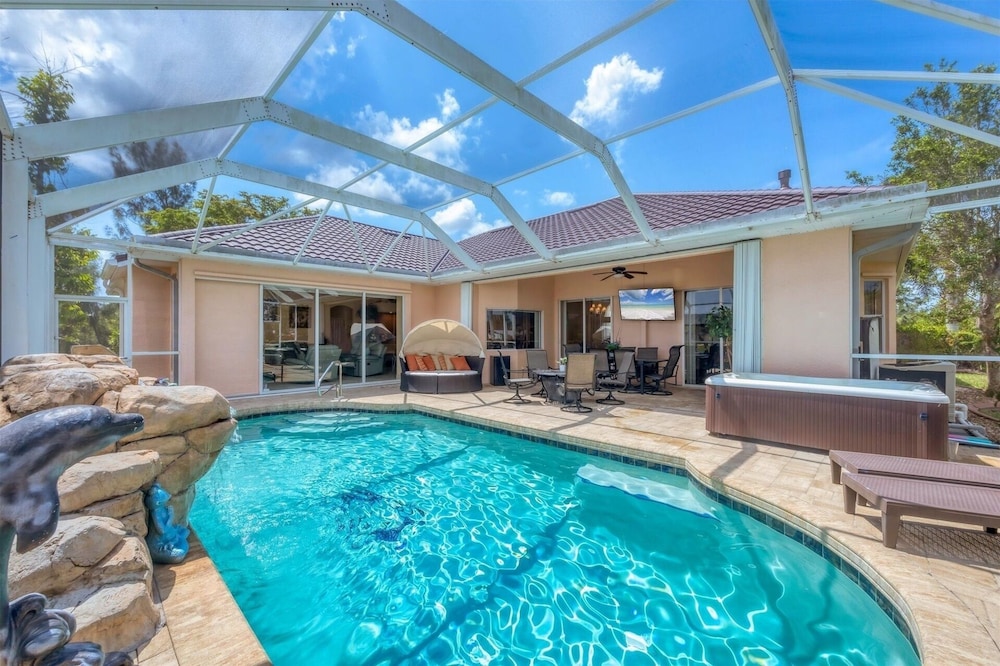 South Gulf Cove Private Vacation Home With Pool And Hot Tub - Only 15 Minutes To Swfl Beaches! 4 Bedroom Home