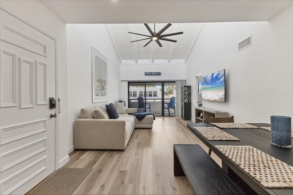 Venice Beach Two Bedroom Private Condo with Community Pool, Gulf Beach Access and Water Views! 2 Condo