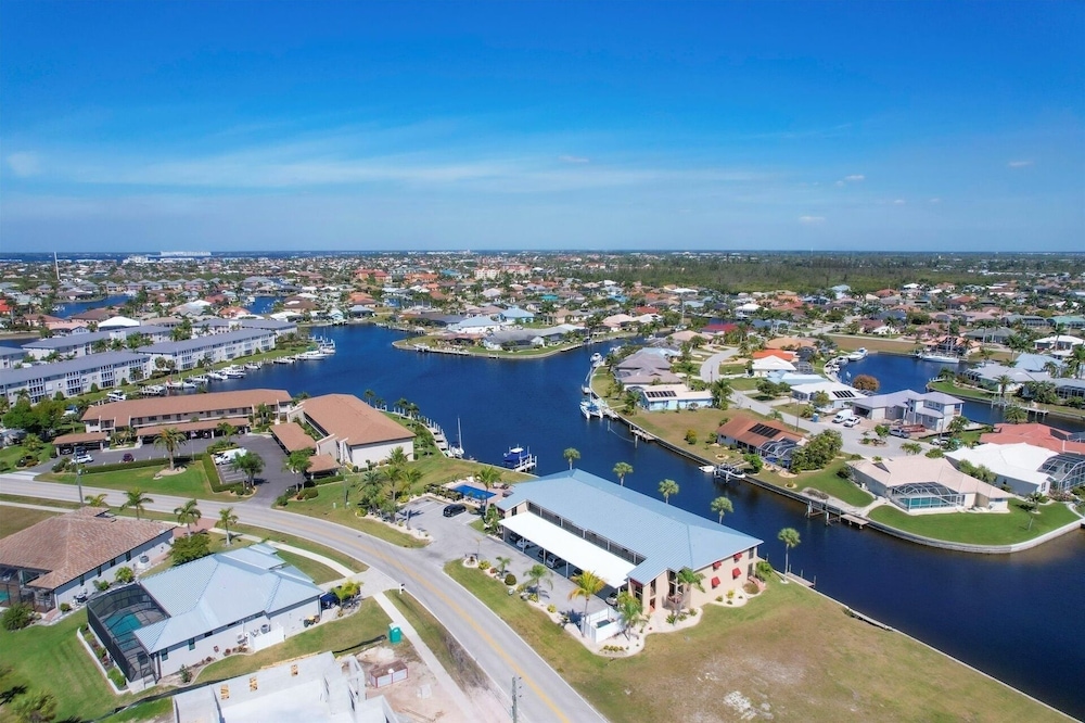 Punta Gorda 2-Bedroom Canalfront Condo with Dock and Pool 2 Condo