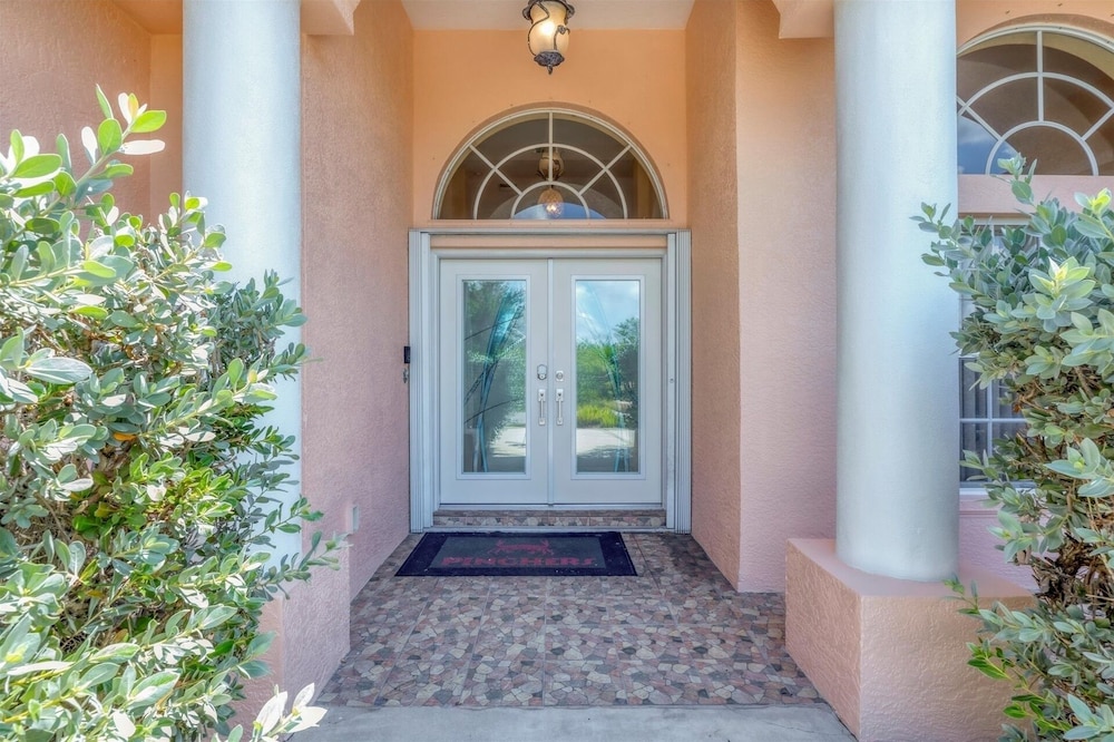 South Gulf Cove Private Vacation Home With Pool And Hot Tub - Only 15 Minutes To Swfl Beaches! 4 Bedroom Home