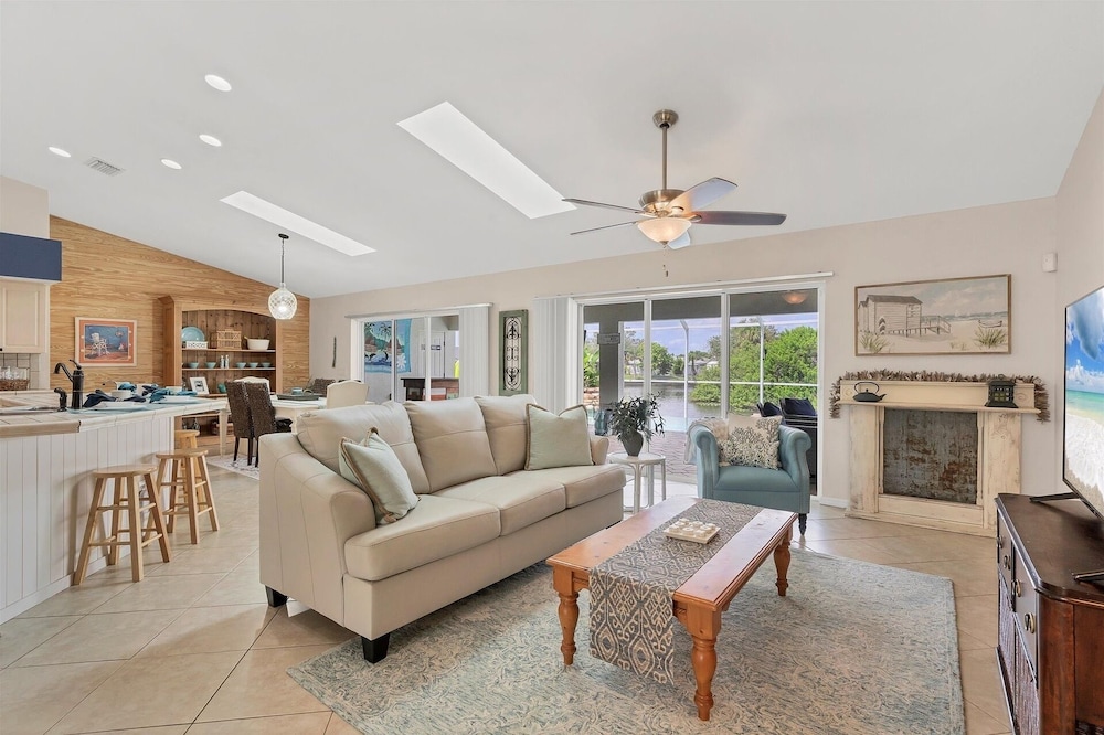 Cape Coral 3-Bedroom Canalfront Pool Vacation Home with Dock 3 Home