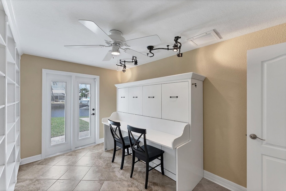 Punta Gorda Isles 4-Bedroom Private Pool+Spa Home on Canal 4 Home