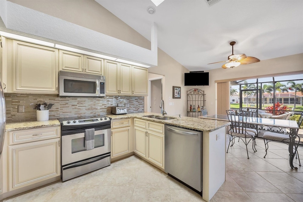 Punta Gorda Isles 3 Bedroom Private Pool+Spa Home on Canal 3 Home