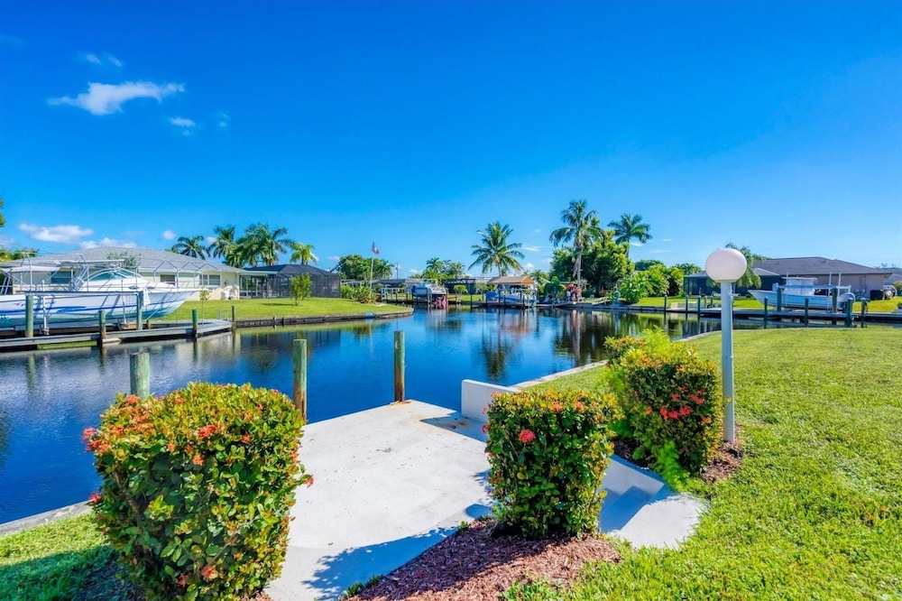 Cape Coral 3 Bedroom Private Pool Home - Canal Access 3 Home
