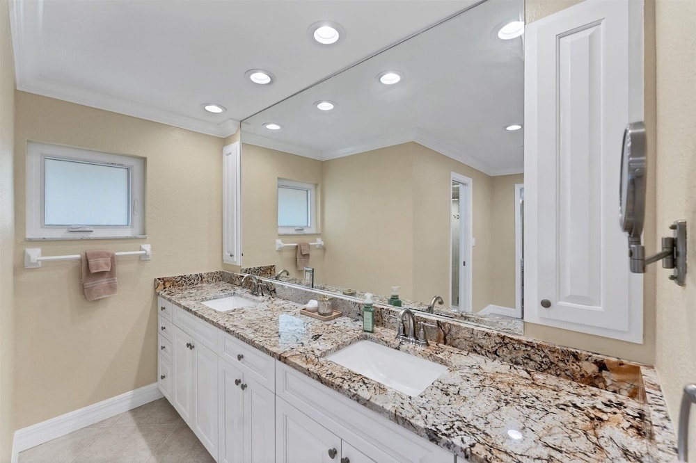 Punta Gorda Isles 4-Bedroom Private Pool+Spa Home on Canal 4 Home