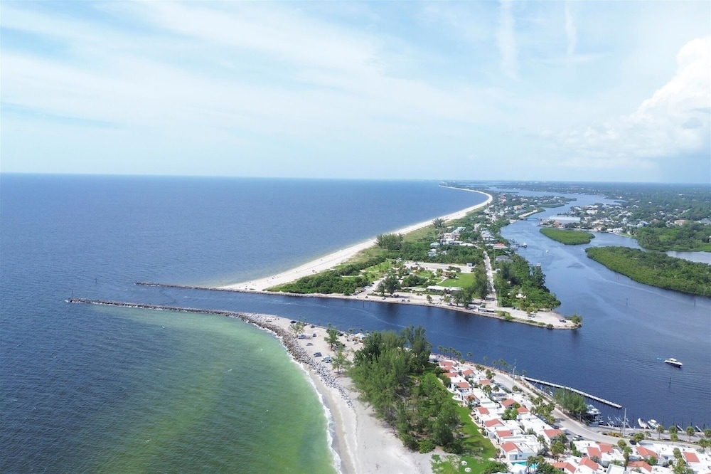 Venice Beach Two Bedroom Private Condo with Community Pool, Gulf Beach Access and Water Views! 2 Condo