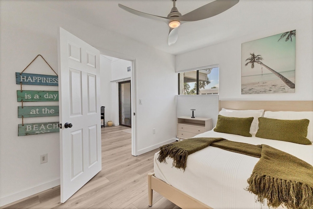 Venice Beach Two Bedroom Private Condo with Community Pool, Gulf Beach Access and Water Views! 2 Condo