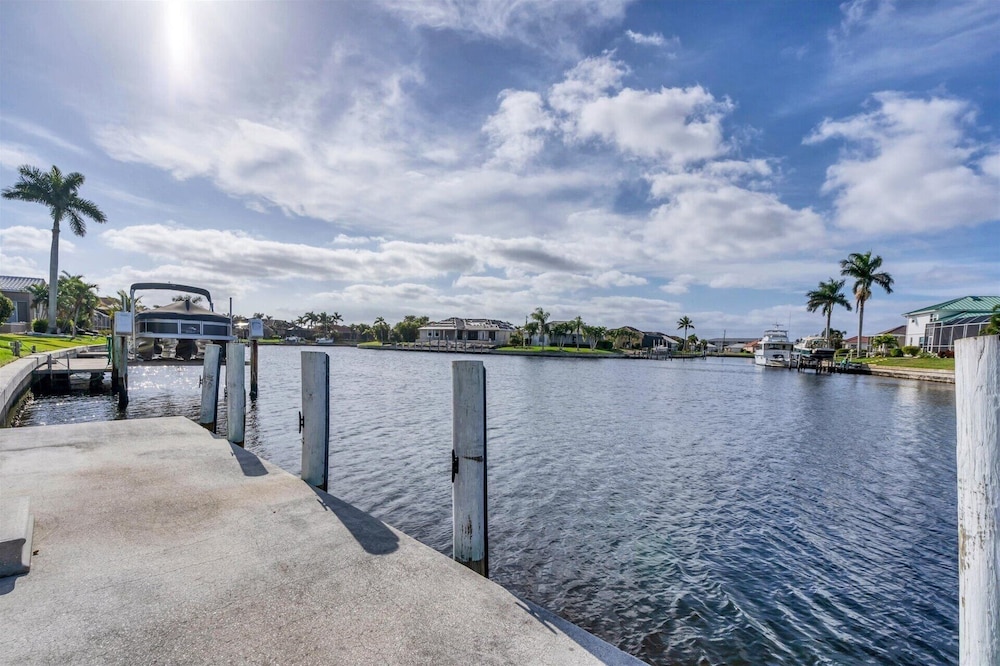 Sandpiper Sanctuary -waterfront Luxury With Private Pool, Spa & Dock 3 Bedroom Home