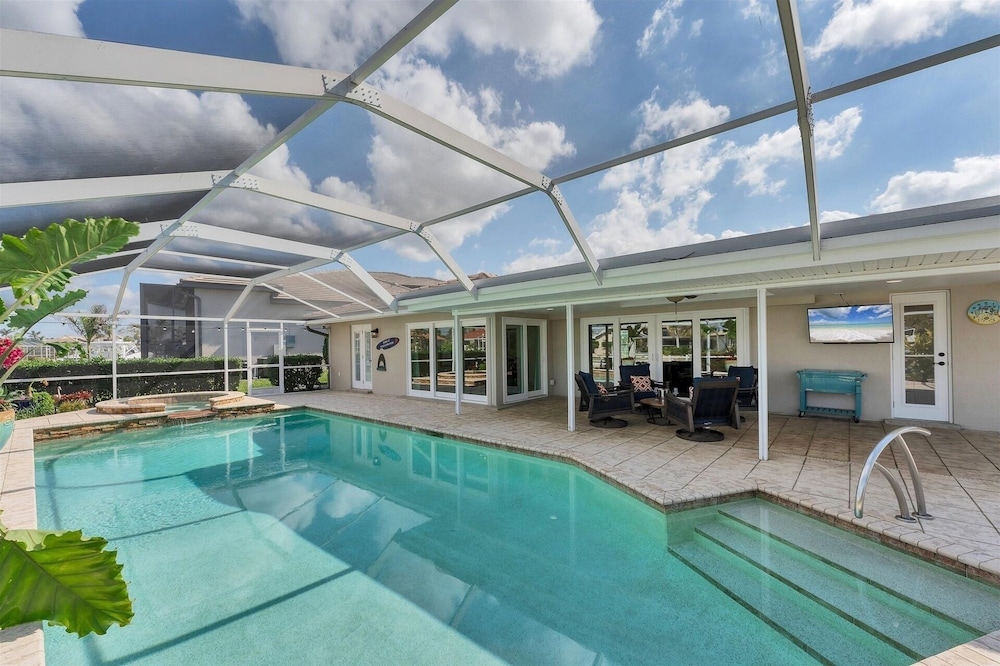 Punta Gorda Isles 4-Bedroom Private Pool+Spa Home on Canal 4 Home