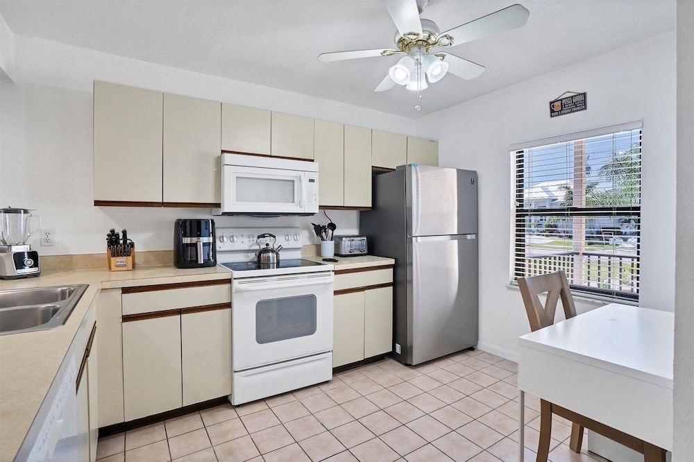 Punta Gorda 2-Bedroom Canalfront Condo with Dock and Pool 2 Condo