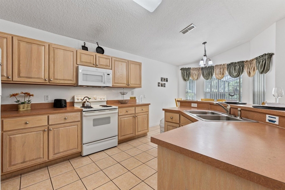 4 Bedroom Private Pool+Spa Home 8 Miles to Disney 4 Home