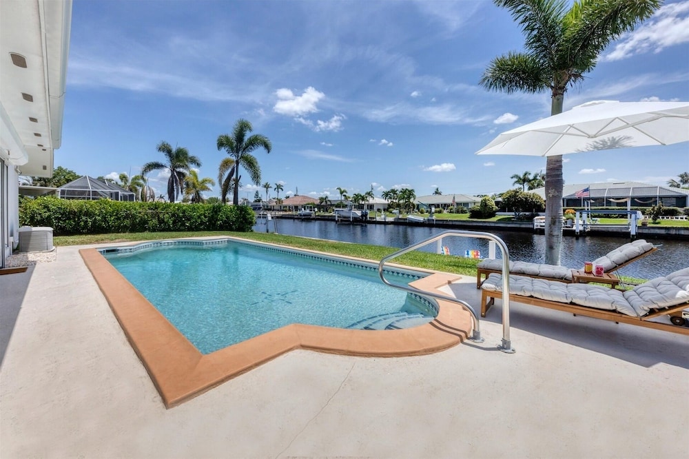 Punta Gorda Isles 2-Bedroom Private Pool Home on Canal with Dock 2 Home