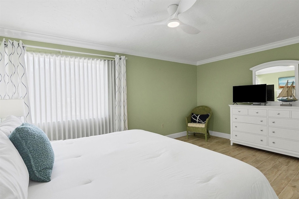 Venice Beach 2 Bedroom Condo with Beach Access+Community Pool 2 Condo