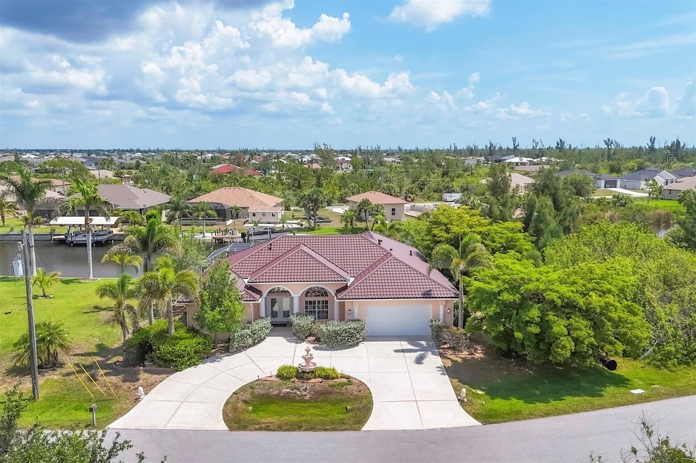 South Gulf Cove Private Vacation Home With Pool And Hot Tub - Only 15 Minutes To Swfl Beaches! 4 Bedroom Home