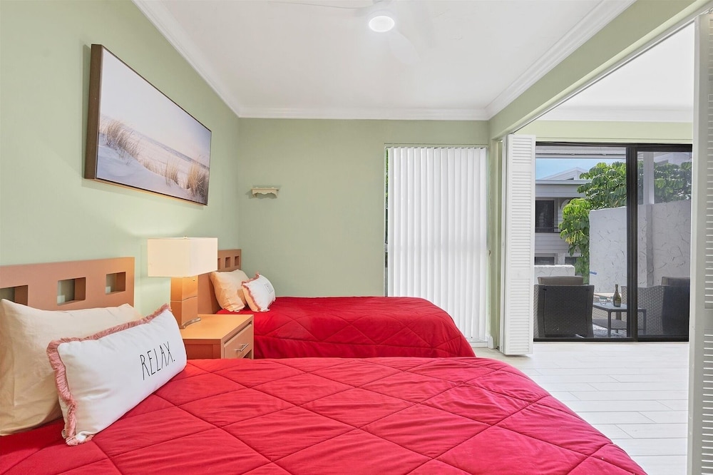 Venice Beach 2 Bedroom Condo with Beach Access+Community Pool 2 Condo