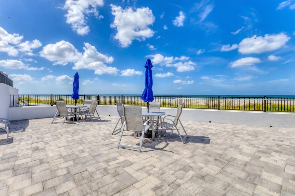 Venice Beach Two Bedroom Private Condo with Community Pool, Gulf Beach Access and Water Views! 2 Condo