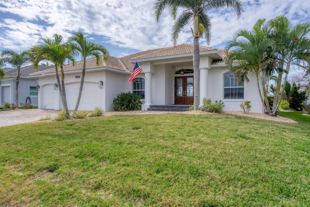 Sandpiper Sanctuary -waterfront Luxury With Private Pool, Spa & Dock 3 Bedroom Home