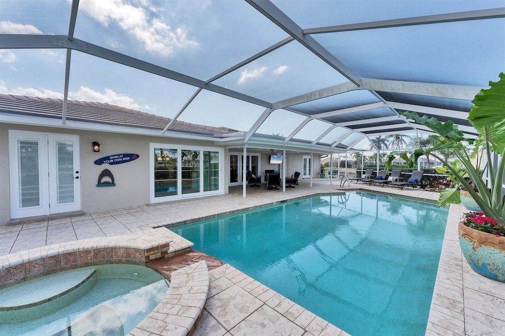 Punta Gorda Isles 4-Bedroom Private Pool+Spa Home on Canal 4 Home