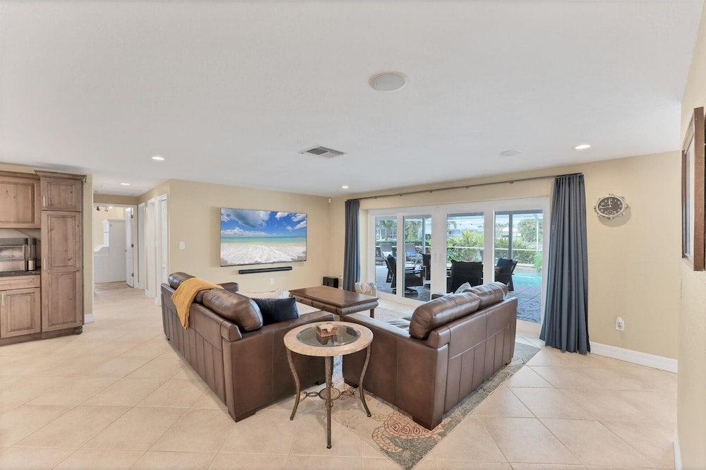 Punta Gorda Isles 4-Bedroom Private Pool+Spa Home on Canal 4 Home