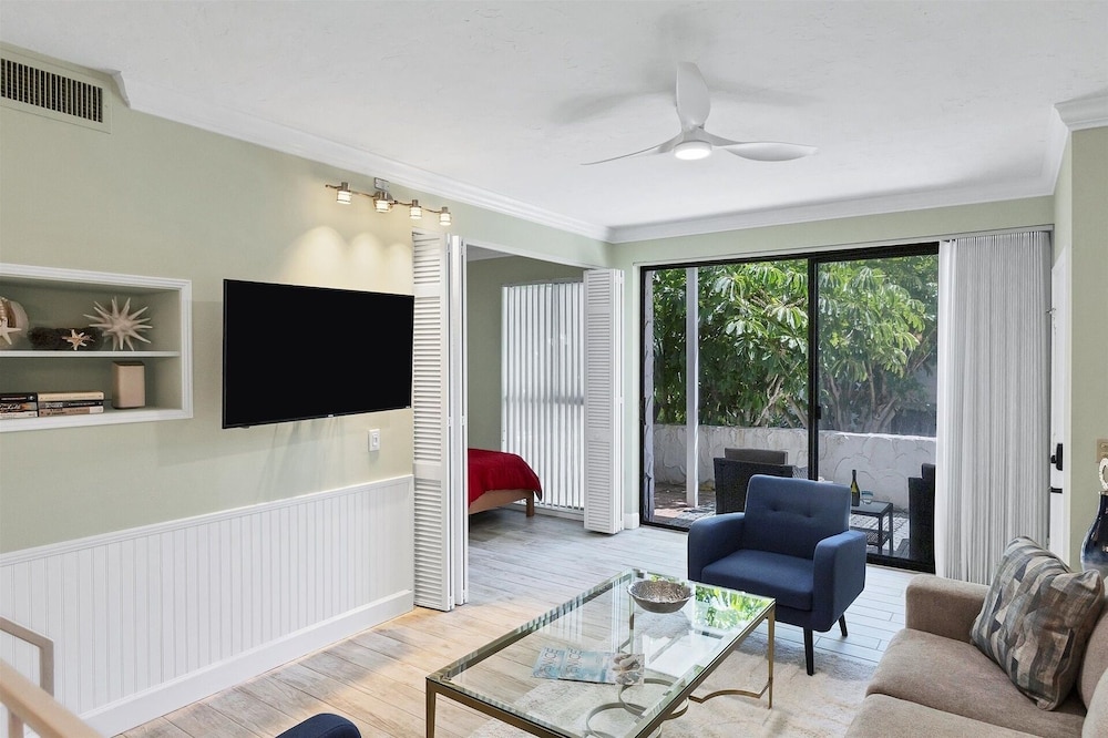 Venice Beach 2 Bedroom Condo with Beach Access+Community Pool 2 Condo