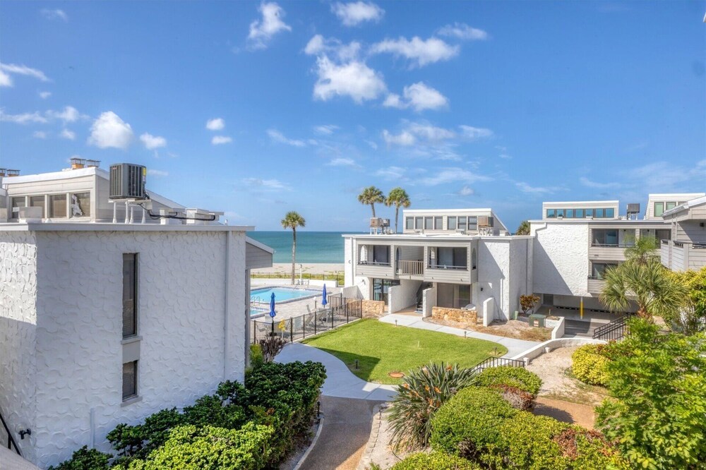 1555 Tarpon Center dr