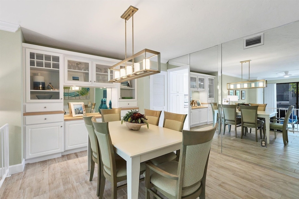 Venice Beach 2 Bedroom Condo with Beach Access+Community Pool 2 Condo