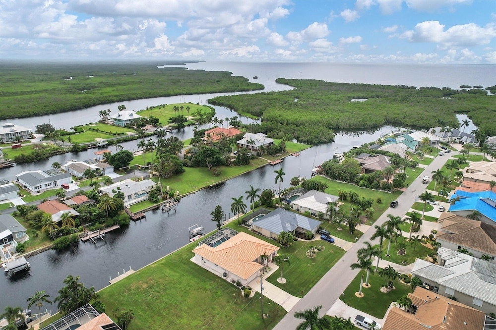 Punta Gorda 3-Bedroom Canalfront Pool Vacation Home with Dock 3 Home