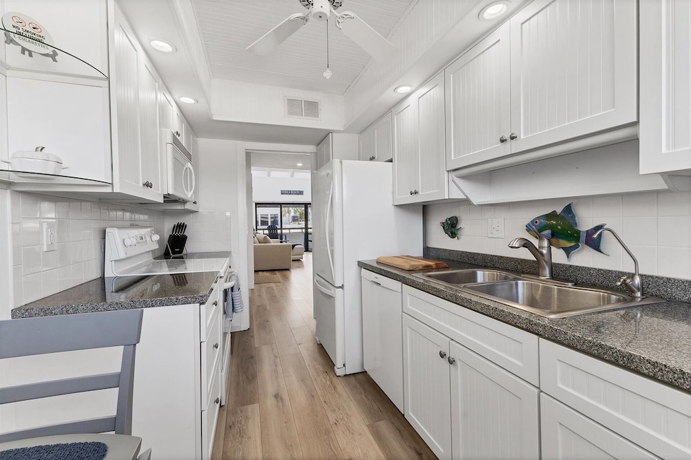 Venice Beach Two Bedroom Private Condo with Community Pool, Gulf Beach Access and Water Views! 2 Condo