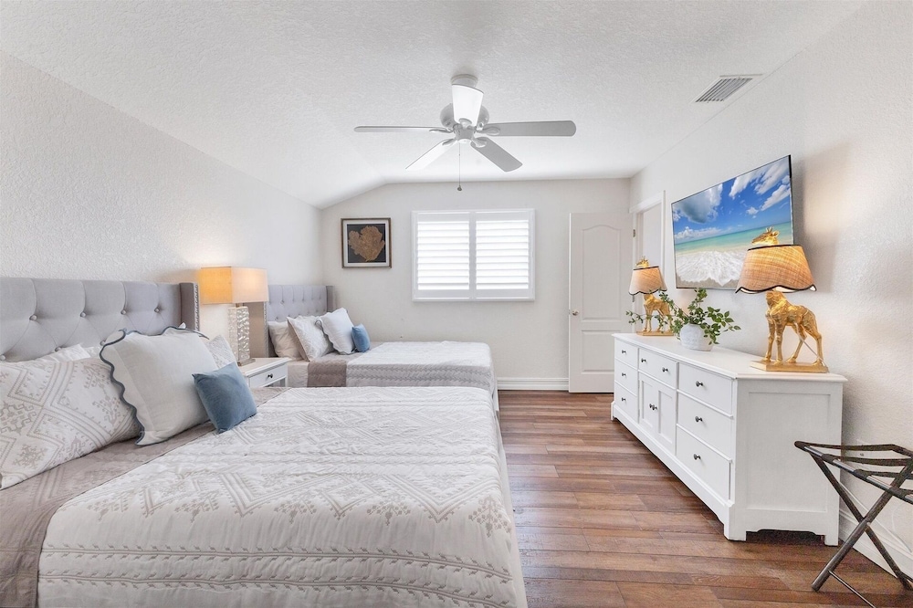 Punta Gorda Isles 4-Bedroom Private Pool Home on Canal 4 Home