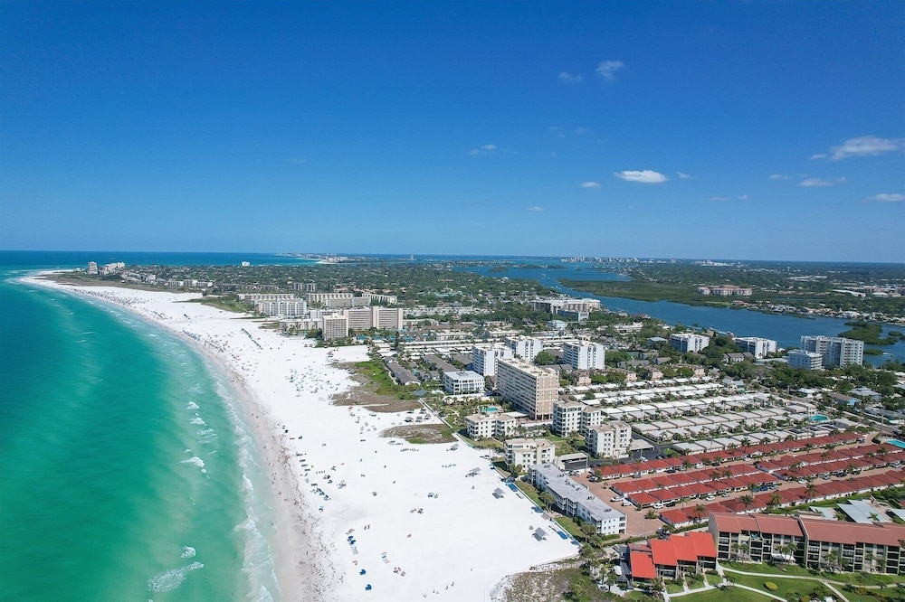 Anchorage Resort 7th Floor 2-Bedroom Condo w Private Balcony Beach Access 2 Condo